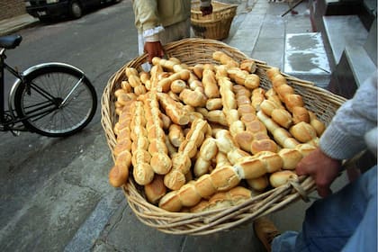 Según el informe de los expertos de la Universidad Nacional de San Martín, si una panadería solo elaborara pan debería subir 10% el precio para no perder plata