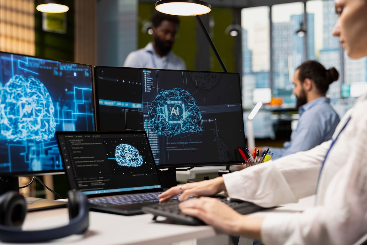 Según el informe, el 57% de los ejecutivos ubica a la transformación digital —incluidos datos, inteligencia artificial y analítica— como la principal prioridad estratégica para los próximos cinco años
