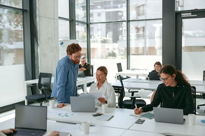 Según el informe, el tipo de empleo que corre más riesgo con la inteligencia artificial es el trabajo cognitivo