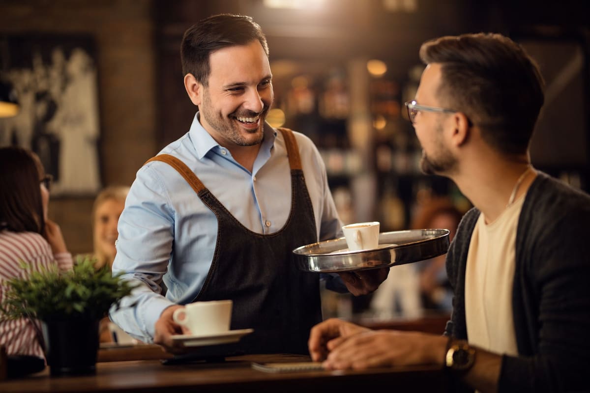 Según el informe oficial del gobierno de California, el aumento del salario mínimo benefició a más de 730 mil trabajadores de restaurantes sin perjudicar el empleo