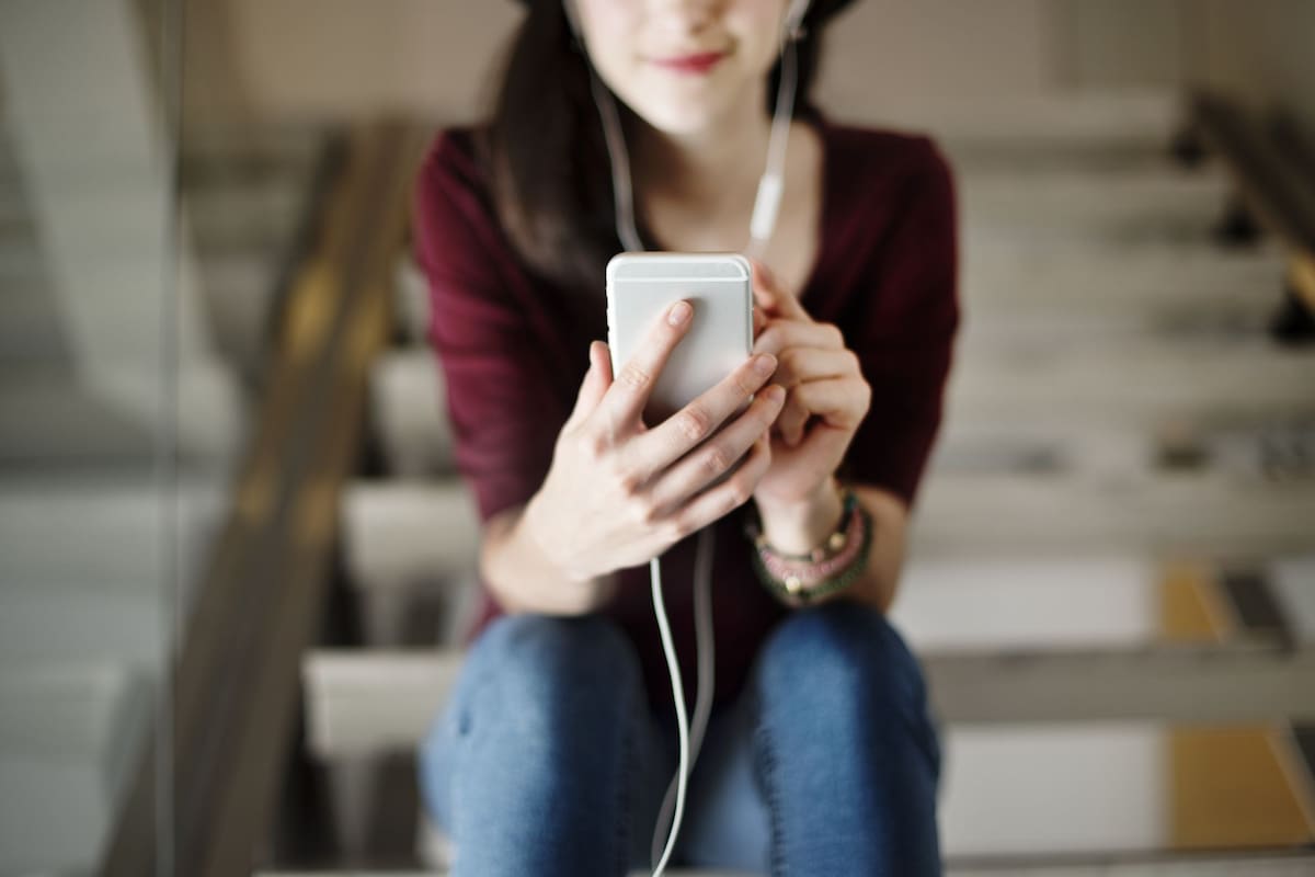 Según el Instituto Fleni, la escucha activa de música produce en el cuerpo químicos relacionados con el bienestar, como la oxitocina y la dopamina