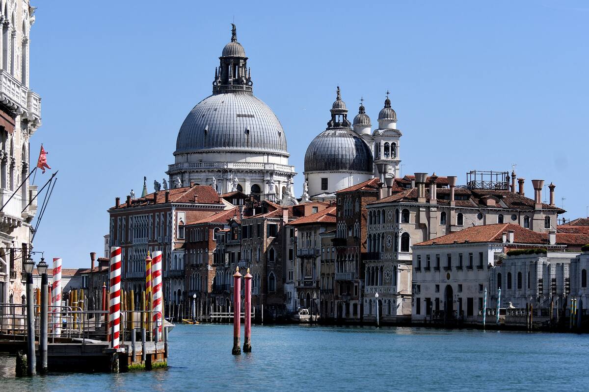 Según el Istat, la tasa de ocupación en un año bajó 2,2 puntos porcentuales, alcanzando el 56,5%