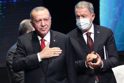 Según el Partido de la Justicia y el Desarrollo (AKP), la formación de Erdogan, la ley quiere acabar con los insultos en internet; la oposición denuncia censura