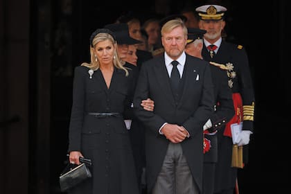 Según el protocolo, todos los monarcas europeos llevaron sus uniformes militares de gala, salvo Guillermo de los Países Bajos. Según la Constitución de su país, el monarca no es el comandante en jefe de las Fuerzas Armadas. Aunque sí tuvo carrera militar antes de convertirse en Rey, en 2013 renunció a su condición militar activa y a sus rangos