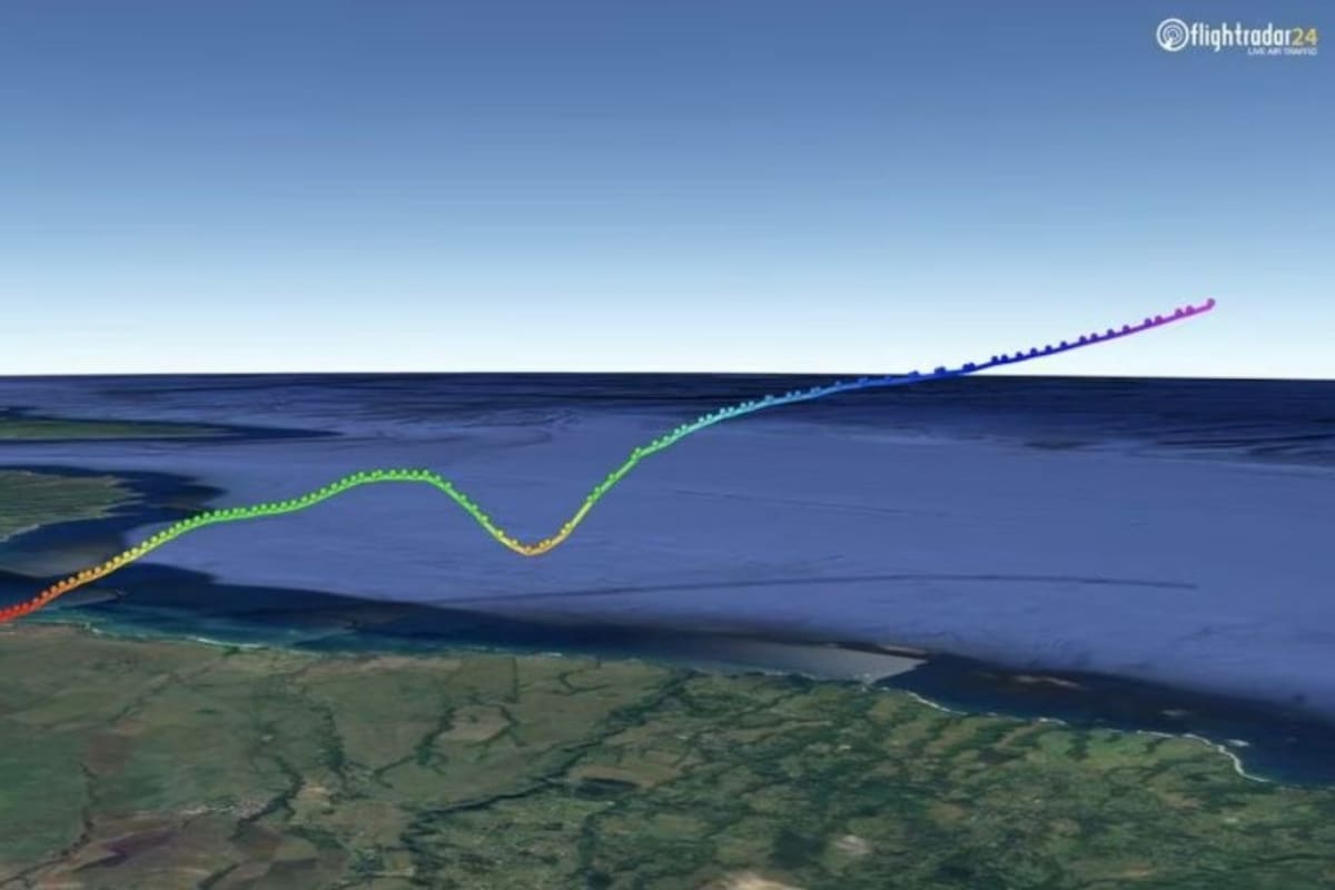 Según el radar, el vuelo 1722 de United ascendió a 2.200 pies antes de caer repentinamente en picado. En un momento dado, el avión se acercó a unos 800 pies del océano. (Flight Radar)