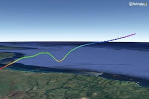Según el radar, el vuelo 1722 de United ascendió a 2.200 pies antes de caer repentinamente en picado. En un momento dado, el avión se acercó a unos 800 pies del océano. (Flight Radar)