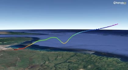 Según el radar, el vuelo 1722 de United ascendió a 2.200 pies antes de caer repentinamente en picado. En un momento dado, el avión se acercó a unos 800 pies del océano. (Flight Radar)