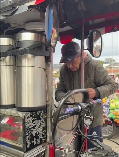 Según el relato, el hombre se negó a recibir el pago de las bebidas que ofrecía