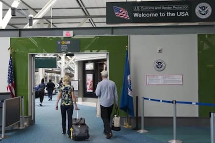 Según el testimonio, los agentes revisaron si había viajado a Cuba y pidieron papeles migratorios antiguos