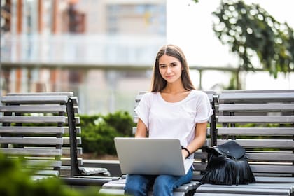 Según el texto, esta medida es crucial para que los estudiantes indocumentados accedan a oportunidades de investigación, pasantías pagadas y becas que financien su formación académica