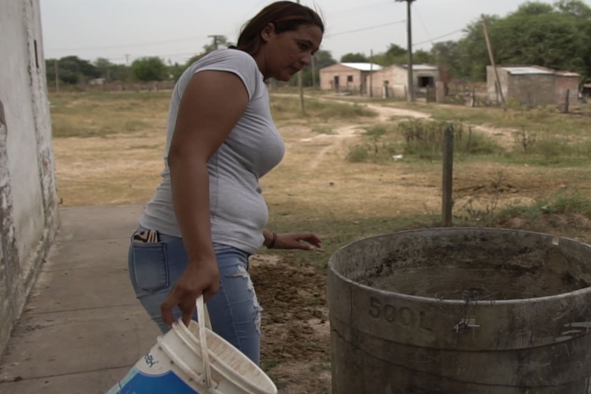 Según el último censo, casi 7.000.000 de personas no tienen acceso a agua segura en la Argentina. En este momento de pandemia, poder conseguir agua limpia para lavarse las manos, poder bañarse y lavar la ropa, resulta crucial.