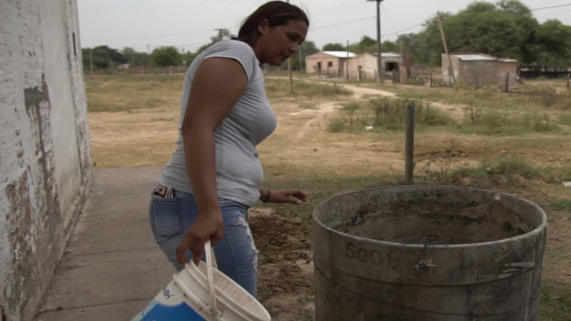 Según el último censo, casi 7.000.000 de personas no tienen acceso a agua segura en la Argentina. En este momento de pandemia, poder conseguir agua limpia para lavarse las manos, poder bañarse y lavar la ropa, resulta crucial.