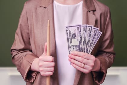 Según Eliana, un profesor en Estados Unidos puede ganar alrededor de US$4 mil al mes (iStock)