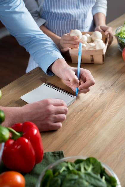 Según especialistas, escribir a mano favorece la memoria y la concentración (Foto: Freepik)