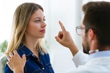 Los oftalmólogos recomiendan hacer la cirugía refractiva de los ojos antes de los 30 años