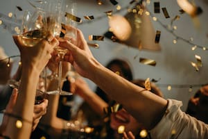 Según esta creencia, para encontrar el amor durante el nuevo año hay que brindar debajo de la mesa