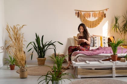 Según esta tendencia, colocar la cama en la misma pared que la puerta de entrada es uno de los principales errores