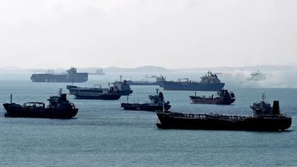 Según estimaciones de analistas, la flota "fantasma" transporta actualmente el 80% de las exportaciones marítimas de petróleo de Rusia, desafiando las sanciones occidentales