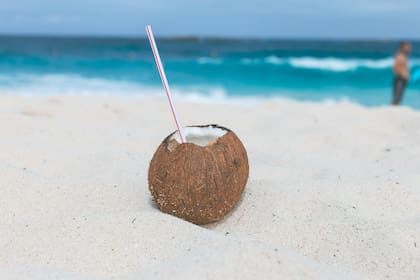 Según estudios científicos, el agua de coco podría disminuir los problemas causados por los radicales libres