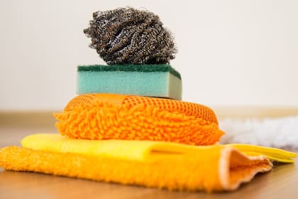 Según expertos en higiene y microbiología, usar una sola esponja para lavar todos los utensilios de cocina puede ser riesgoso para la salud (Foto ilustrativa: PIXABAY)