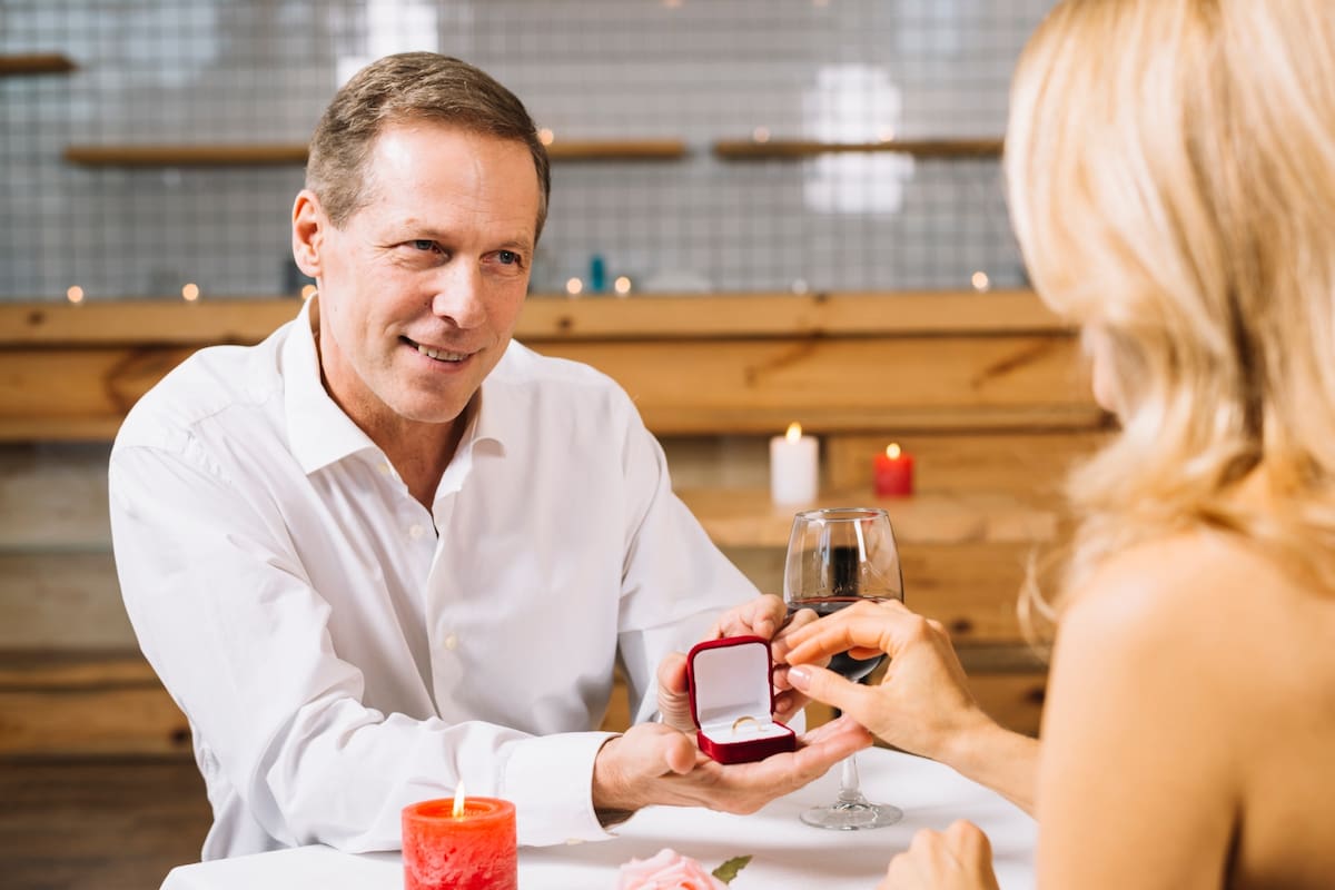 Según Facundo Sierra, un experto en perfumes, las mejores fragancias para utilizar en una cita son aquellas que resultan atractivas, pero no abrumadoras (Foto: Freepik)