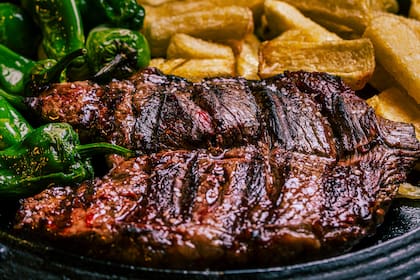 Según Francis Mallmann para hacer una buena entraña se recomienda cocinarla dos minutos d ecada lado sobre las brasas
