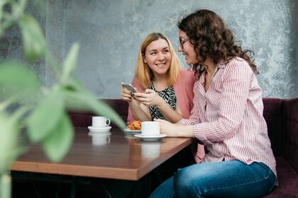 Según Gemini, las personas con menos coeficiente intelectual repiten palabras como genial y simplemente