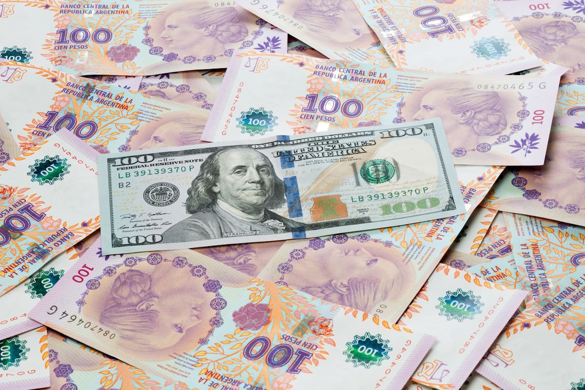 Según Goldman Sachs, el peso tiene que devaluarse.