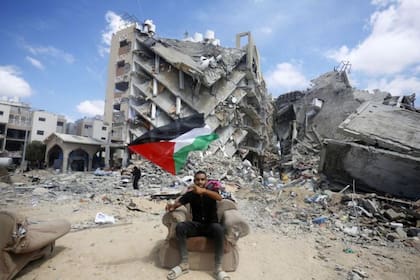 Según Imad K. Harb, para muchos palestinos se ha producido una "situación dialéctica, ya que Hamas ha traído los problemas a Gaza pero es también el que está luchando contra la ocupación"