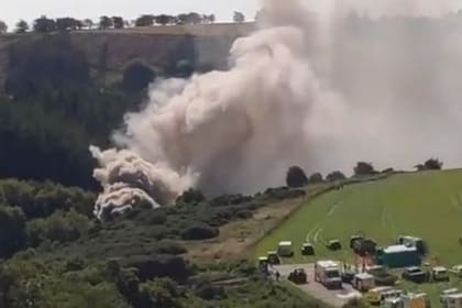 Según imágenes de medios locales, se desprendían columnas de humo del lugar del accidente, en una zona montañosa, donde llegaron varios vehículos de rescate y un helicóptero