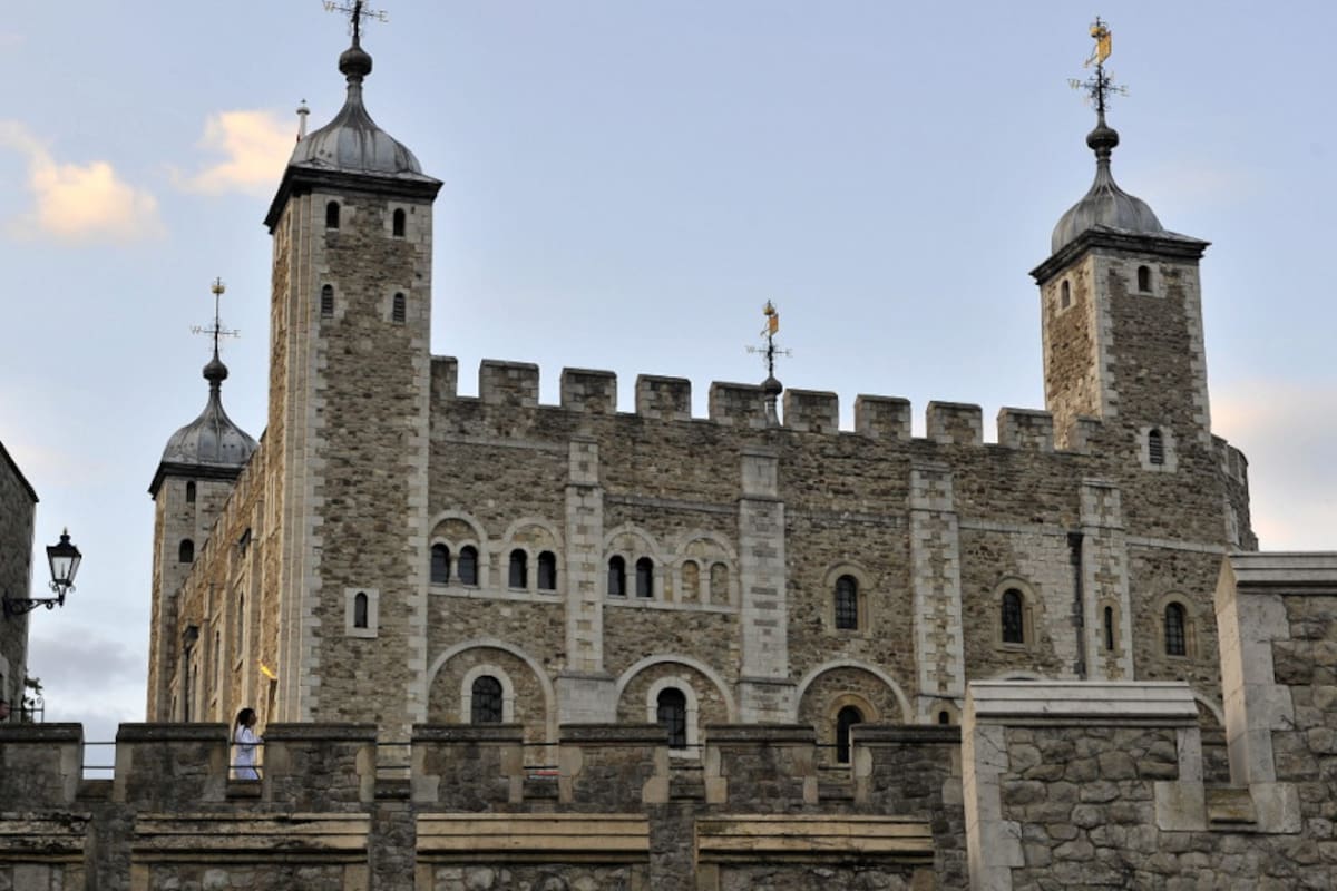 Según informa hoy Scotland Yard, un intruso robó varias llaves de la Torre de Londres, la histórica fortaleza medieval que alberga las joyas de la Corona británica