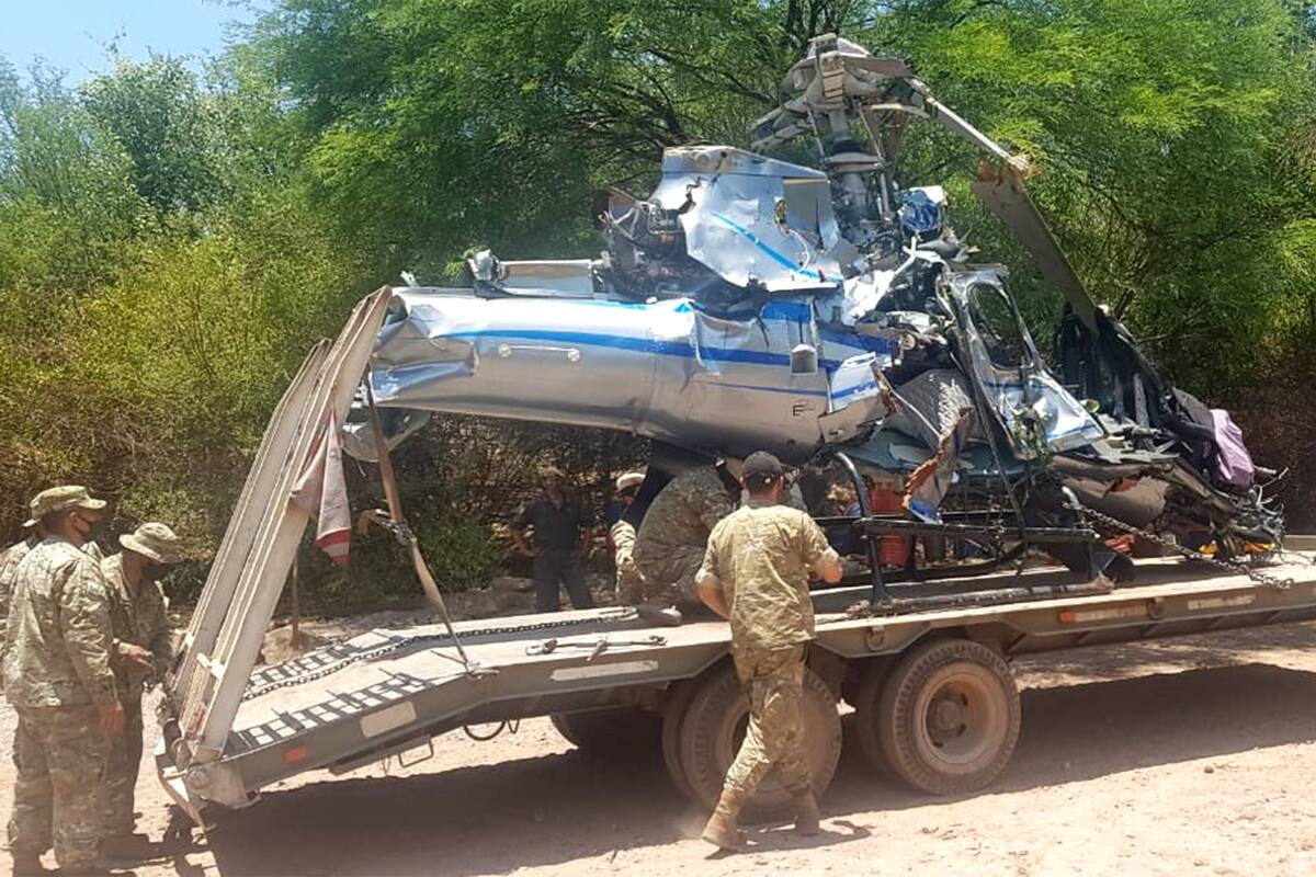 Según informaron fuentes oficiales a LA NACIÓN, las tareas para recuperar la aeronave se extendieron durante seis horas y requirieron de la participación del Ejército Argentino y de Vialidad Provincial