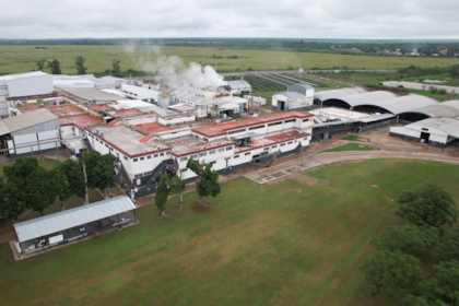 Según informaron las compañías, la planta pasará de envasar al vacío el 30% de su producción al 100%, tras la incorporación de una nueva sala de desposte y mejoras industriales