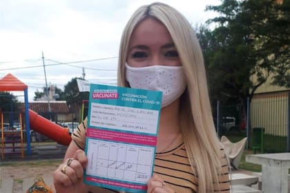 Según informó el portal El Disenso, que difundió la foto, se trata de Stefanía Desirée Purita Díaz y sería militante de la Agrupación Eva Perón, conducida por Ferraresi.