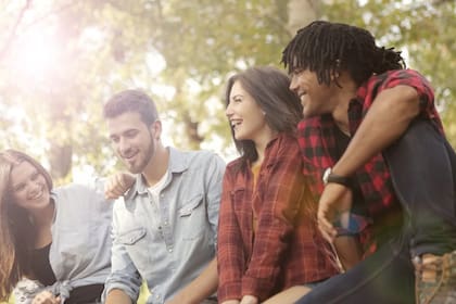 Según investigadores de la Universidad de Harvard, hay ciertos hábitos que las personas felices suelen cultivar en su vida diaria (Foto Pexels)