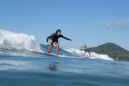 Según Juan Malk, para un principiante del surf es importante entrar al agua siempre con un instructor