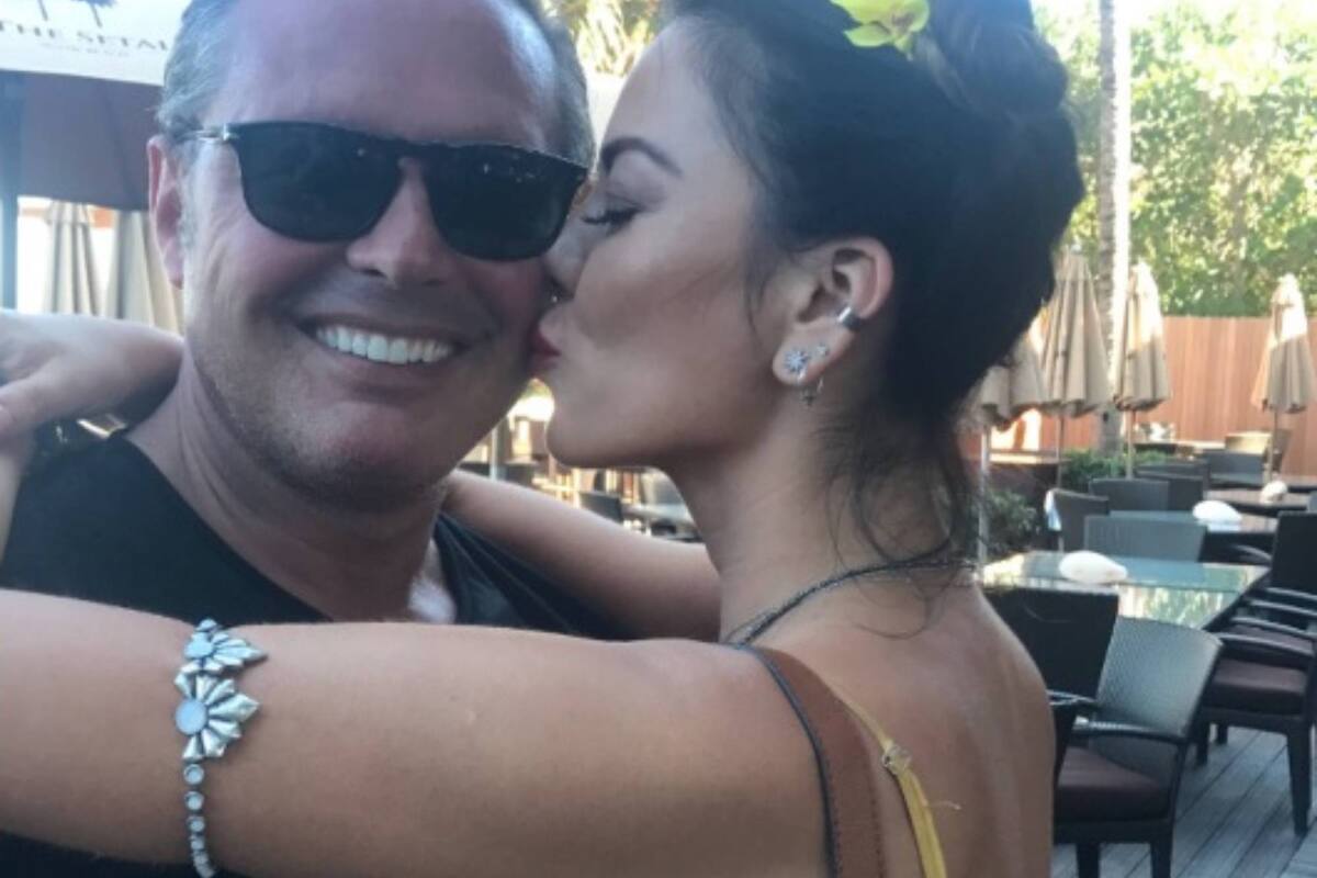 Según Karina Jelinek. con Luis Miguel son amigos con "derecho a tomar un trago".