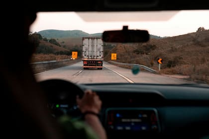 Según la agencia federal, la implementación de la normativa de emergencia fue motivada por una serie de accidentes fatales causados por conductores no residentes con licencias comerciales