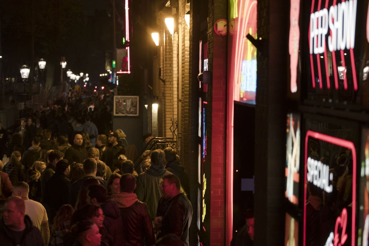 Según la alcaldesa Femke Halsema, se necesitan cambios por la trata de personas y el aumento de turistas que visitan el distrito y sacan fotos
