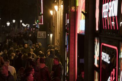 Según la alcaldesa Femke Halsema, se necesitan cambios por la trata de personas y el aumento de turistas que visitan el distrito y sacan fotos