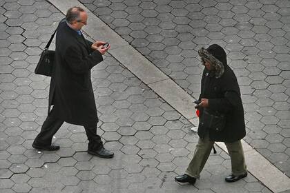 Según la asociación de seguridad vial de Estados Unidos, sólo en 2016 hubo 6000 muertes de peatones, y los analistas apuntan a las distracciones del celular como una de las posibles causas