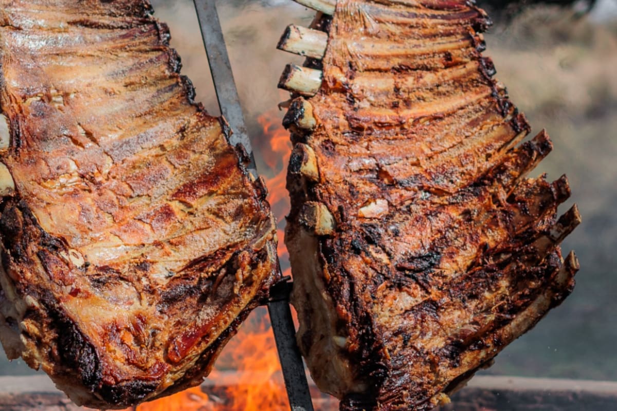 Según la Cámara de la Industria y el Comercio de Carnes (Ciccra), la ingesta por habitante se ubicó a abril pasado en el equivalente a 46,2 kilos; respecto del mismo mes de 2025 la merma fue de 3,4 kilos