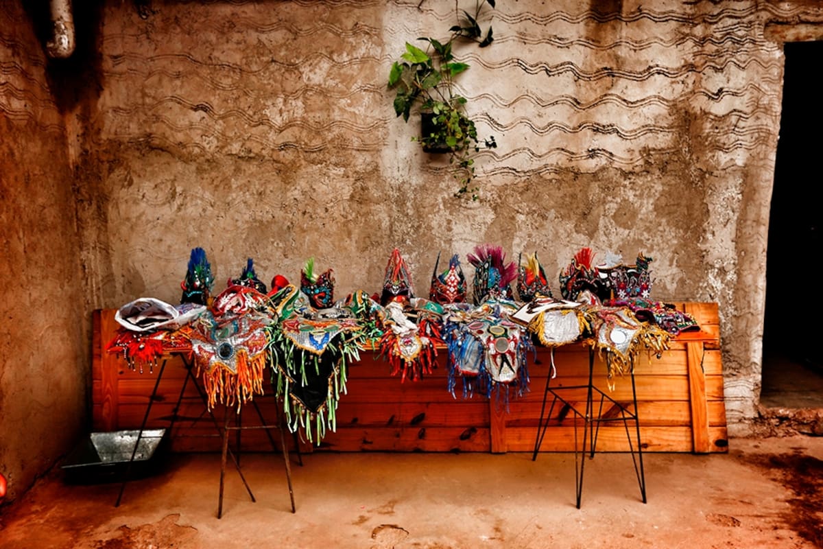 Según la cosmovisión andina la Naturaleza, el Hombre y la Pachamama (Madre Tierra) viven en perpetua relación. Esa totalidad es, para la cultura andina, un solo ser vivo.El Hombre es un alma y tiene una fuerza vital que está presente en las plantas, los animales, las montañas y en todas las corrient