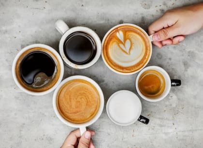 Según la Facultad de Medicina de la Universidad de Ohio, la cafeína y el alcohol pueden empeorar síntomas característicos de la fiebre como: las temperaturas elevadas, el aumento de la sudoración y la deshidratación