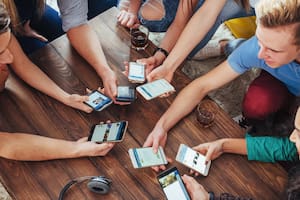 Según la firma especializada App Annie, el uso del celular promedio trepó a 4,8 horas diarias durante 2021