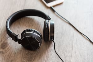 Según la fonoaudiología, lo ideal es usar auriculares con diadema, que alejan la fuente de sonido del tímpano, por sobre los que se insertan en el canal auditivo