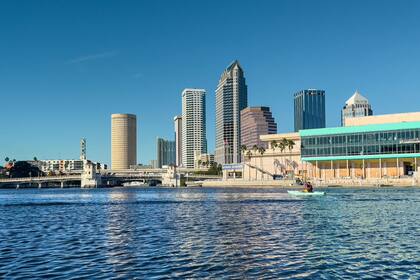 Según la IA, la ciudad de Tampa disfruta de un clima subtropical que mantiene sus inviernos suaves (Unsplash)
