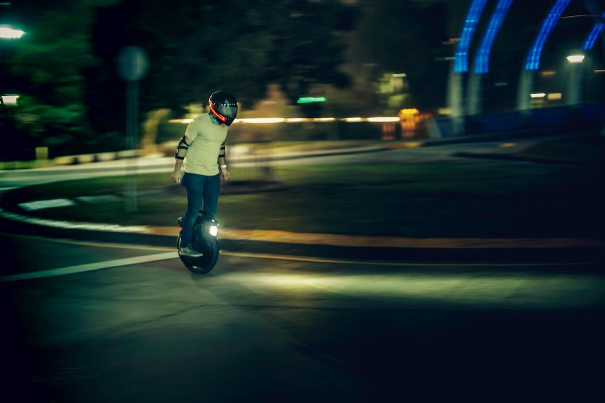 Según la legislación que los regula, los monociclos eléctricos deben contar con luz delantera y trasera