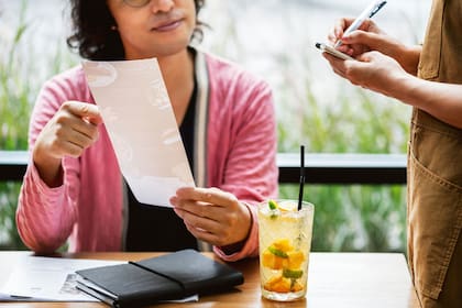 Según la ley en EE.UU., los empleadores en Texas y otros estados no pueden quedarse con las propinas de sus trabajadores bajo ninguna circunstancia
