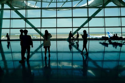 Según la ley federal, las aerolíneas deben reembolsarle el importe si el vuelo se cancela y si la persona decide no volver a reservarlo